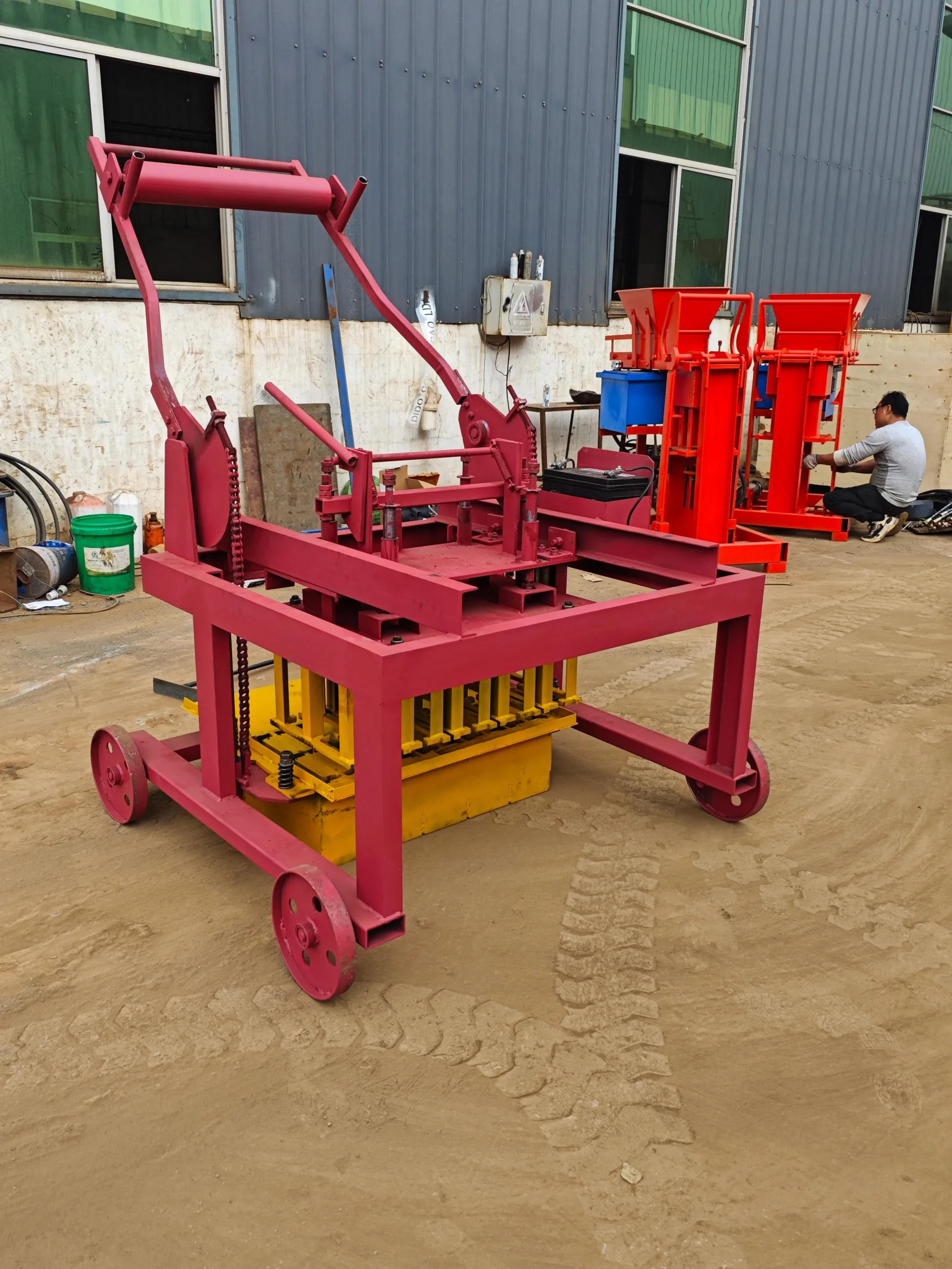 QMR4-45 Mobile Concrete Block Machine with Diesel Engine – Automatic Control - Image 5