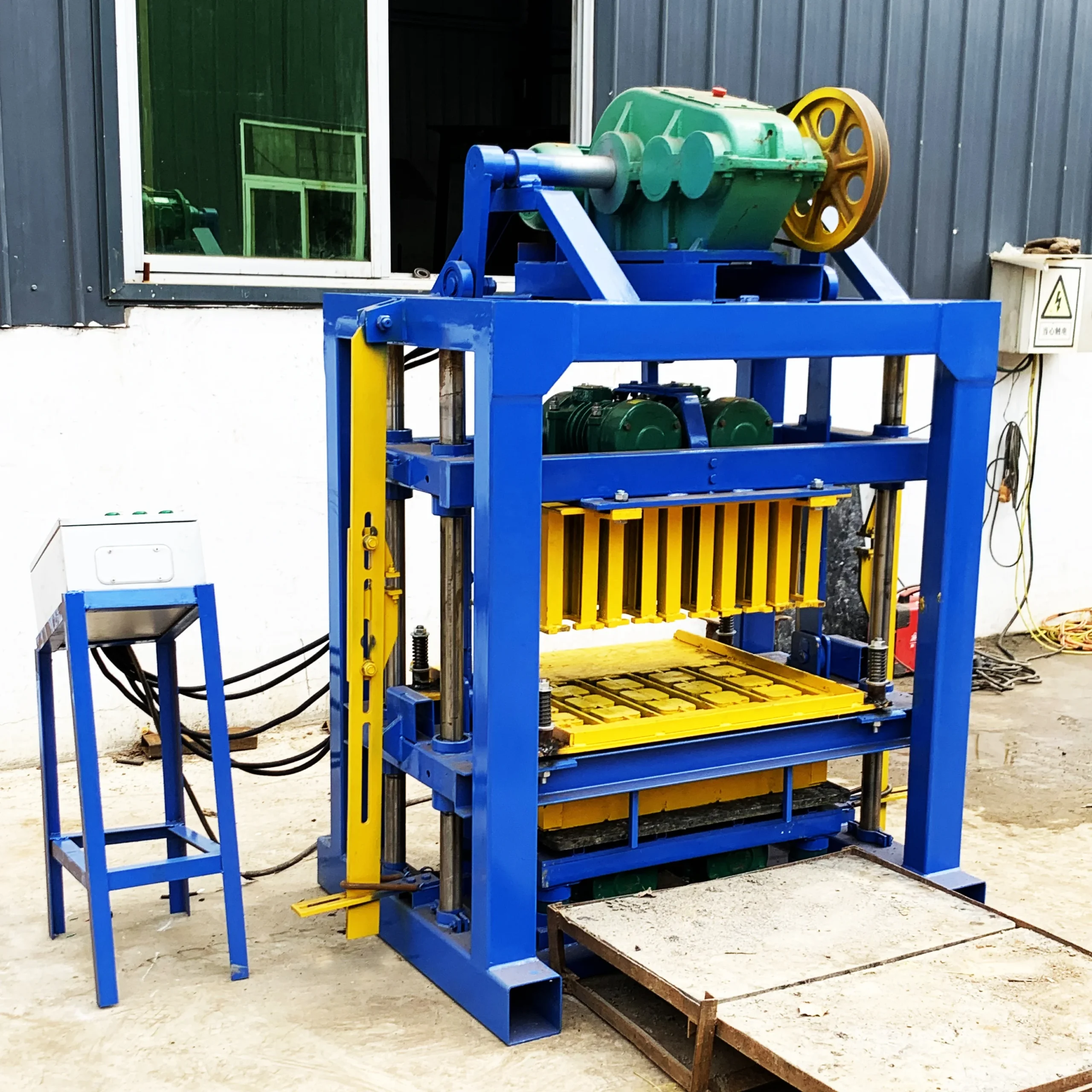 Intelligent QTJ4-40 Concrete Block Machine – Paving Brick - Image 2