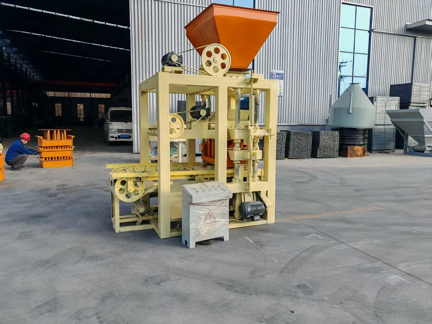 QTJ4-24 Semi-Automatic Block Machine with PLC Control – Intelligent - Image 2