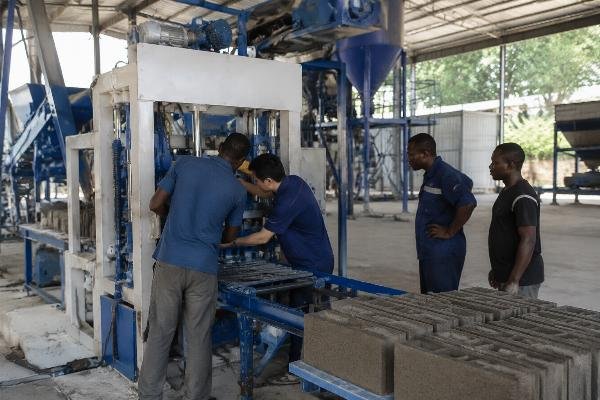 Concrete block machine maintenance and after-sales service team on site
