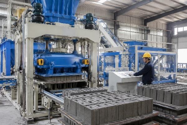Automatic concrete block making machine with European-style airbag system and four vibration motors