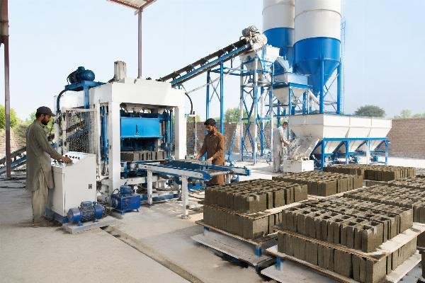 QT4-15 block machine full production line layout QT4-15 production line with batching machine and cement silo at a Pakistan brick yard